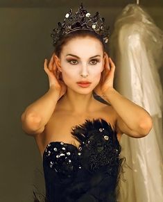 Swan Costume Halloween, Black Swan Costume, Trio Halloween Costumes, Swan Queen, Costume Parties, Halloween Inspo, Golden Globe Award