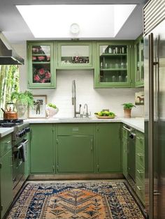 Kitchen Eccentric, Cozy Treehouse, Artistic Decor, Kabinet Dapur, Green Cabinets, Green Kitchen, House Goals, Counter Tops