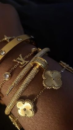 Black Women Jewelry Aesthetic, Expensive Brands Aesthetic, Jewelry Inspo Aesthetic, Jewelery Stacks, Gold Jewelry Stack, Tiffany Bracelet Stack, Bijoux Aesthetic, Gold Aesthetic Jewelry, Expensive Aesthetic