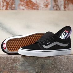 De Vans Chukka Low Sidestripe Black/Grey/White is een Vans schoen die zijn inspiratie haalt bij klassiekers zoals de Authentic en Chukka Boot. De schoen heeft de iconische sidestripe die iedereen kent voor een traditionele Vans look. Voor het skaten is er een verbeterde binnenzool voor superieure demping en impactbescherming, een originele rubberen wafelzool van Vans voor extra grip en ondersteuning en een Pro Vulc Lite-constructie voor lichtgewicht comfort en flexibiliteit. Eigenschappen: Mater Vans Men Shoes, Vans Chukka Low, Nice Clothing, Mens Vans Shoes, Urban Shoes, Vans Store, White Vans