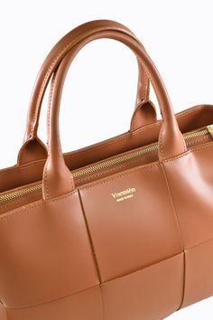 Borsa Lauren in Vera pelle Spazzolata con tracolla Made in Italy e accessori color oro. La parte interna è composta da due grandi scomparti principali, separati da una tasca centrale con chiusura a zip, nello scomparto posteriore sono presenti due tasche laterali portadocumenti/portacellulare, mentre nello scomparto anteriore è presente una tasca laterale con chiusura a zip. -Materiale esterno: Vera pelle Spazzolata -Materiale hardware: Acciaio inossidabile color oro -Materiale chiusura: Acciaio Luxury Laptop Bag For Daily Use With Zipper Closure, Business Satchel With Zipper Closure In Tote Shape, Luxury Rectangular Shoulder Bag With Zipper Pocket, Versatile Business Satchel With Zipper Closure, Luxury Laptop Bag With Zipper For On-the-go, Luxury Laptop Bag With Zipper Closure For On-the-go, Luxury Shoulder Bag With Zipper For On-the-go, Luxury Shoulder Bag With Zipper Closure For On-the-go, Top Handle Briefcase With Zipper For Office