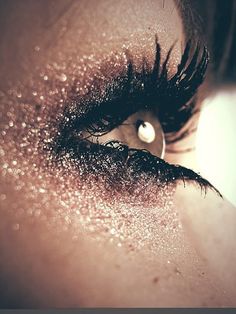 Glitter glitter glitter. Extreme Make-up, Make Up Tutorials, Dramatic Eye Makeup, Make Up Inspiration, Smoky Eyes, Dramatic Eyes, Kiss Makeup