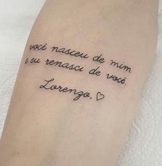 a woman's arm with a quote written in french on the left side of her leg