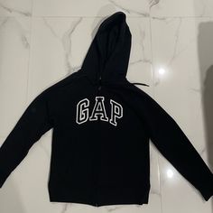 Gap women’s zip up jacket Black Gap Zip Up, Gap Sweater Zip Up, Gap Jacket Outfit Aesthetic, Sweaters Zip Up, Gap Zip Up, Gap Jacket Outfit, Gap Sweater Outfit, Twd Fashion, Latina Fashion Outfits