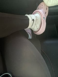 Pink Crocs Outfit, Croc Outfits, Crocs Outfit, Pink Crocs, Pretty Shoes Sneakers, Cute Nike Shoes, Girly Shoes