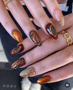 Butterfly Wings Nails, Unique Fall Nail Designs, Fall Nail Inspired, Elegant Nails Black, Light Brown Nails, Butterfly Nails Design, Sleek Nails, Black Nails With Gold, Nail Art Papillon