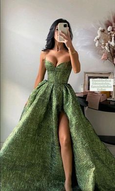 Green Prom Dress Long, Prom Dress For Teens, Vintage Spaghetti, Prom Dress Long, Green Prom, Stunning Prom Dresses, Prom Dress Inspiration, Cute Prom Dresses, Long Prom Dresses