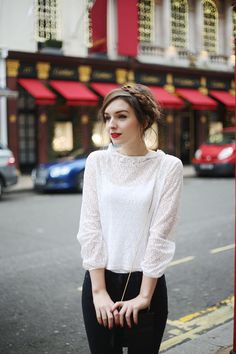 Lace Top Outfit, Lace Top White, Charlotte Olympia Shoes, Outfit Work, Lady Like, Soft Gamine, Look Formal, Looks Street Style