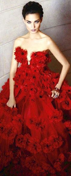 Karl Lagerfeld Sarah Burton, Seeing Red, Fashion Articles, Red Gowns, Red Dresses, Harpers Bazaar, Harper's Bazaar, Gorgeous Gowns, Guinness