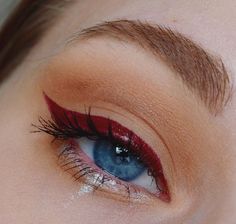 Red Eyeliner Looks, Christmas Makeup Looks Simple, Christmas Eyeliner, Christmas Party Makeup, Red Eyeliner, Red Makeup, How To Do Makeup, Colorful Eye Makeup, Christmas Makeup