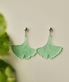 Adaptable to clip-on/screw back closure! Just write that in the comments when you shop and I'll fix for you! Earrings made of recycled plexiglass and pin in stainless steel in the shape of gingko biloba leaf with engravings. The leaf is 5,2 x 5,6 cm. In the clear version, the chain is silver and the closure is lever back in stainless steel. In the clear green version, there's no drop chain and the closure is screw back in stainless steel. Pink Floral Painting, Handmade Gifts For Women, Gingko Biloba, Fall Tree Painting, Birch Tree Art, Wildflower Paintings, Leaf Earring, Tree Artwork, Plastic Earrings