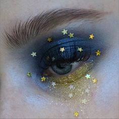 Eye Makeup Glitter, Make Up Kits, Eyeliner Tips, High Fashion Makeup, Eye Makeup Art, Editorial Makeup, Makeup Goals, Costume Makeup