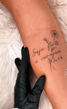 a woman with a tattoo on her arm and the words'seja est contagios de los angeles'written in curs