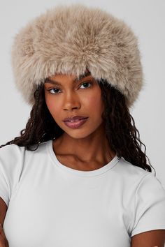 The key to making any outfit look luxe? Top it off with the Wintersun Headband, made from irresistibly soft faux fur with a warm, fleecy lining. It’s even finished with a smart stretchy elastic back for a universally comfortable fit. Faux Fur Headband, Warm Headbands, Fur Headband, Woman Back, White Fur, Outfit Look, Back Women, Alo Yoga, Knit Set