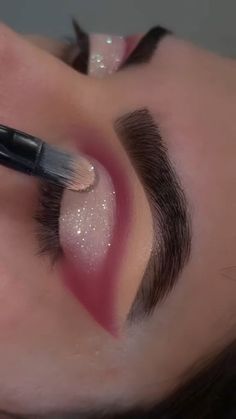 Pin de تركي en مكياج العيون en 2022 | Maquillaje ojos marrones, Maquillaje de ojos, Maquillaje de ojos mate Easy Red Eye Makeup Looks, Quince Makeup Looks Silver, Color Makeup For Brown Eyes, Eyeshadow Looks Sparkle, Gliterry Eye Makeup, Eye Makeup With Lipstick, New Year’s Eve Eye Makeup, Cute Birthday Makeup Looks, Glitter Eyeshadow Ideas