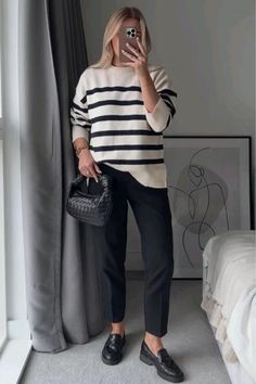 Spring Australia, Black Trousers Outfit, Striped Sweater Outfit, Outfit Elegantes, Office Outfits Women, Business Casual Outfits For Work, Elegante Casual, Mode Casual, Stylish Work Outfits