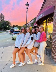 Preppy Photos With Friends, Preppy Lifestyle Photos, Preppy Poses, Friends Preppy, Preppy Friends, Tennis Photoshoot, Friends Group Photo, Group Picture Poses, Prom Picture Poses