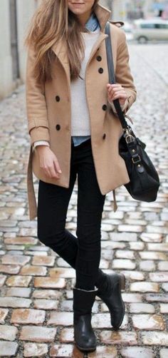 Como manter o estilo no inverno? | Moda & Style Mode Tips, Tan Jeans, Walking Down The Street, Style Casual Chic, Cooler Look, Cute Winter Outfits, Camel Coat, Black Outfits, Fall Winter Style