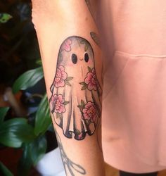 Small Friday The 13th Tattoo Ideas, Michael Myers Ghost Tattoo, Ghost Family Tattoo, Ghost Sleeve Tattoo, Spooky Girly Tattoos, Wednesday Tattoo Ideas, Best Friend Ghost Tattoo, Tiny Spooky Tattoos, Floral Ghost Tattoo