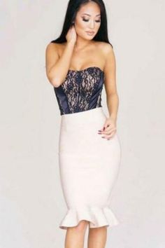 The bodycon skirt is a must have for all fashionistas. This style of skirt is made to hug your curves in all the right places and create an hourglass shape. It also creates a slimming effect and elongates your legs. A ruffle skirt can be worn as daywear or evening wear depending on the occasion, but it will always be elegant and chic no matter what time of day it is. The midi knee length is perfect for work or play. Wear it with your favorite blouse or top tucked in for an office look, or pair w Ruffle Midi Skirt, Elegante Y Chic, Maxi Tops, Bandage Skirt, Mini Robes, Maxi Robes, Sparkly Dress, Black Midi Skirt, Body Con Skirt