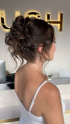 Undone Bun Wedding, Wedding Updos For Brunettes, Curly Bun Bridal Hair, Loose Bun Hairstyles Wedding, Bridesmaid Bun Hair, Low Messy Bun Formal, Loose Formal Updo, Messy French Roll Updo, High Bun Messy Updo