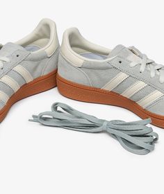 Discover the rich legacy of adidas, a brand rooted in sportswear innovation and timeless style. With a vision to inspire athletes and street-style enthusiasts alike, adidas continues to redefine the boundaries of athletic fashion.Elevate your look this Fall/Winter 2024 with the adidas Women's Handball Spezial in Gris. This classic and retro Zapatillas Clásicas y Retro model showcases adidas' iconic design and comfort. Step out in style with these versatile sneakers that seamlessly blend heritage Women's Handball, Adidas Suede, Adidas Sl 72, Adidas Handball Spezial, Adidas Handball, Adidas Samba Og, Adidas Sneakers Women, Baskets Adidas, Adidas Spezial