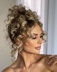 Wedding Hairstyles For Curly Hair: 30  Looks & Expert Tips Wedding Hairstyles For Curly Hair, Curly Hair Up, Wedding Hairstyles For Medium Hair, Guest Hair, Curly Updo, Romantic Hairstyles, Simple Wedding Hairstyles, Peinados Recogidos