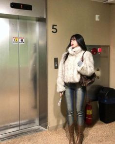 Japan Ootd Fall, Ulzzang Winter Outfits, Winter Fashion Asian, Japan Winter Aesthetic, Winter Outfit Japan, Japan Winter Outfit Street Style, Fall Outfits Japan, 겨울 치마 코디, Winter Dresses Outfit