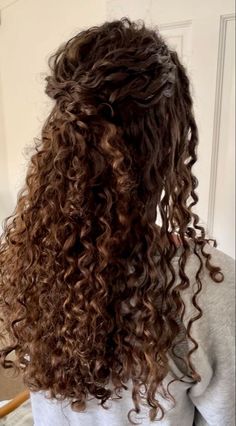 Naturally Curly Wedding Hair, Wedding Hair Curly, Curly Bride, Curly Bridal Hair, Curly Prom Hair, Curly Wedding Hair, Hairdos For Curly Hair, Wedding Hair Inspiration, Half Up Hair