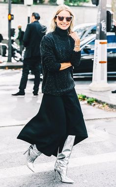 Black Maxi Skirt Outfit, Sweater Styling, Crossing The Street, Slouchy Style, Woman In Black, Maxi Skirt Outfits, Street Style Shoes, Rock Outfit