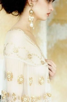 Pale Skin Dark Hair, Boho Chic White Dress, Chic White Dress, Gold Clothes, White Gown, Pale Skin, Mode Vintage, Up Girl, Looks Style