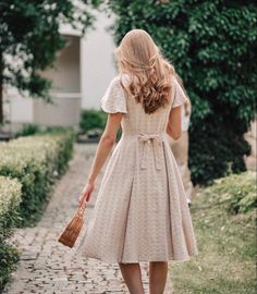 Housewife Dress, Soft Feminine Outfits, Feminine Outfits, Cottagecore Fashion, Romantic Outfit, Soft Feminine, Vestidos Vintage, Feminine Dress