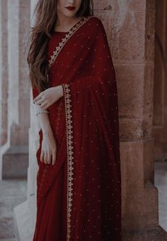 Saree Styles Pakistani, Red Saree Design, Pakistani Saree Look, Modest Saree Hijab, Red Sari Look, Red Saree Styles, Red Saree Styling, Dresses For Farewell Party, Dresses For Farewell