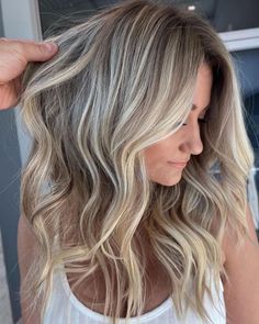 Premier Balayage Education on Instagram: "Sandy Beige By @graysontroy #mastersofbalayage #balayageeducation #balayageonline #balayage #hairpainting #balayagevideos #balayageinspo #summerhaircolor #summerhairinspo @redken #redken #redkenpartner @unite_hair #unitehair #unitefamily #frommpro #framar #brazilianbonbuilder #b3 @brazilianbondbuilder #hairartproducts #hairartmannequins" Dark Roots Blonde Hair, Haircut Styles, Brown Hair Balayage, Hair Color And Cut, Summer Hair Color, Hair Painting