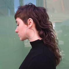 30 Statement-Making Mullet Haircuts for Women to Define Your Style Femme Mullet, Womens Mullet, Mullet Haircut Woman, Non Binary Haircuts, Mullet Haircuts, Haircut 2023, Skin Fade, Modern Mullet