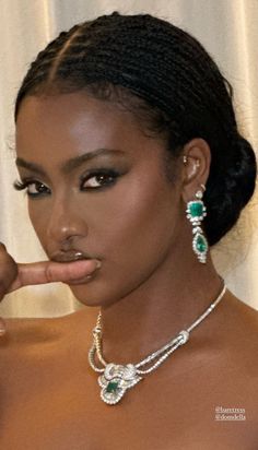 Justine Skye, Makeup For Black Skin, Brown Skin Makeup, Cute Makeup Looks, Vedic Astrology, Dark Skin Makeup, Makeup For Black Women, Glam Makeup, Girls Makeup