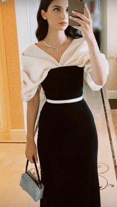 Elegant Party Dresses Classy, Convocation Outfit Graduation, Old Harry Potter, Convocation Outfit, Graduate Dress, Fancy Woman, Homecoming Dress Ideas, Algerian Clothing, Wedding Guest Outfit Winter