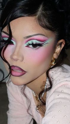 Cool Crazy Makeup Looks, 80s Style Makeup, Sag Rising Makeup, Ombre Eyeshadow Looks, Makeup Inspo Colorful, Pink And Green Eyeshadow Looks, Melanie Martinez Makeup Looks, Fun Makeup Ideas Colorful, Drag Makeup Ideas