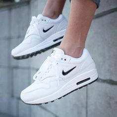 Sweatshirts Nike, Nike Trainer, Nike Shoes Outfits, Fresh Shoes, Nike Air Max 1, Running Shoes Nike, Air Max 1, Sneakers Men Fashion