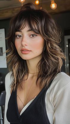 25 Hairstyles for Round Faces to Slim and Shine Medium Shaggy Hairstyles, Long Shag, Flattering Hairstyles, Shaggy Short Hair, Bangs For Round Face, Edgy Haircuts, Short Bangs, Round Face Shape, Shag Hairstyles