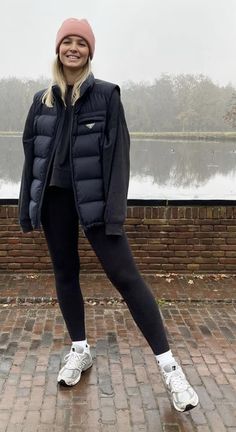 Cute Walking Outfits Winter, Winter Walk Outfit Casual, Autumn Dog Walking Outfits, Rainy Walk Outfit, Sporty Outdoor Outfit, Rainy Outdoor Outfit, Dog Walking Outfit Fall, Walking Outfit Outdoor Winter, Walking Outfit Outdoor Autumn