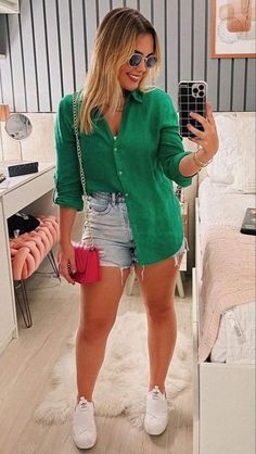 Inspirações de Looks para o Natal BEM Diferentes! Look Disco, Elegante Casual, Green Shirt, Summer Fashion Outfits, Style Outfits, Simple Outfits