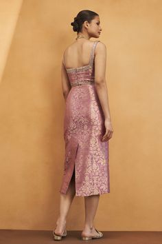 Brocade Indo Western Outfits, Brocade Dress Indian, Banarsi Kurti Designs Latest, Banarasi Dress, Lehenga Saree Design, Trendy Outfits Indian, Fashionable Saree Blouse Designs, Anita Dongre, Draping Fashion