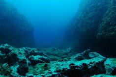 an underwater view of some rocks and water