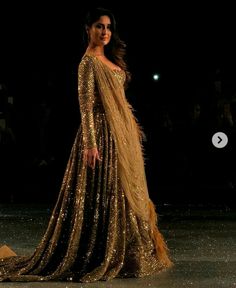 Bebo (Kareena k khan) ramp walked for Falgunishanepeacockindia, ICW 2018 looking stunning Kareena Kapoor Wedding, Bff Wedding, Kareena Kapoor Photos, Wedding Lehengas, Bridal Dress Fashion, Jewellery Designer, Kareena Kapoor, Designer Blouses, Indian Attire