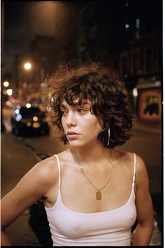 Gwen Courtney, Kręcony Bob, Quentin De Briey, Chinatown Nyc, Short Curly Haircuts, Short Curls, Penteado Cabelo Curto, Curly Hair Cuts, Short Curly Hair