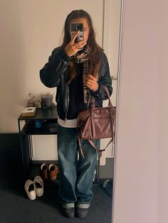 Light Brown Bag Outfit, Beige Bag Outfit, Messenger Bag Outfit, Berlin Style, Outfit Inso, Bag Outfit, Teenage Girl Outfit, Berlin Fashion