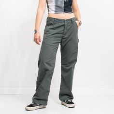 Vintage Carhartt carpenter style pants in gray - button fly - 6 pockets - high waist - materials: 100% cotton Size from the tag: 33 best fits women: XL MEASUREMENTS waist: 18 inches (45 cm) hip to hip: 22.5 inches (57 cm) rise: 12 inches (31 cm) length: 41 inches (104 cm) inseam: 29 inches (74 cm) The model is 5'9" (174 cm), measures 35-27-38 (89-69-96 cm) and typically wears clothing in size M CONDITION - 7/10 - The pants in good pre-owned vintage condition. Washed, ready to wear. Pantalon Carhartt, Carhartt Carpenter Pants, Carhartt Vintage, Carhartt Carpenter, Pants Cargo, Carpenter Pants, Vintage Carhartt, Vintage Women, Vintage Ladies