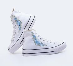 Custom Wedding Platform, Personalized Bridesmaid Sneakers White Flowers Embroidered Sneakers for Bride, Embroidered Wedding Reception Shoes  Use your own Converse shoes or purchase through us 🛒 Contact us for a custom design and receive an embroidery sketch for approval before we start ✉️✍️ Shipping and Production Production Time: Typically 5-7 days, depending on workload ⏳       Delivery Time: Europe: 10 - 16 working days 🌍 USA, Canada: 10 - 12 working days  Other areas: 13 - 19 working days Bride Sneakers, Wedding Platform, Bridal Sneakers, Embroidered Converse, Converse Custom, Converse Platform, Wedding Converse, Custom Kicks, Custom Converse