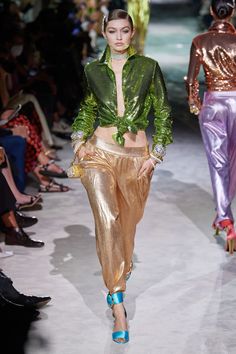 Tom Ford 2022, Gigi Hadid Runway, Metal Clothing, Rock Outfits, Spring Summer 2022, 2022 Fashion, Runway Collection